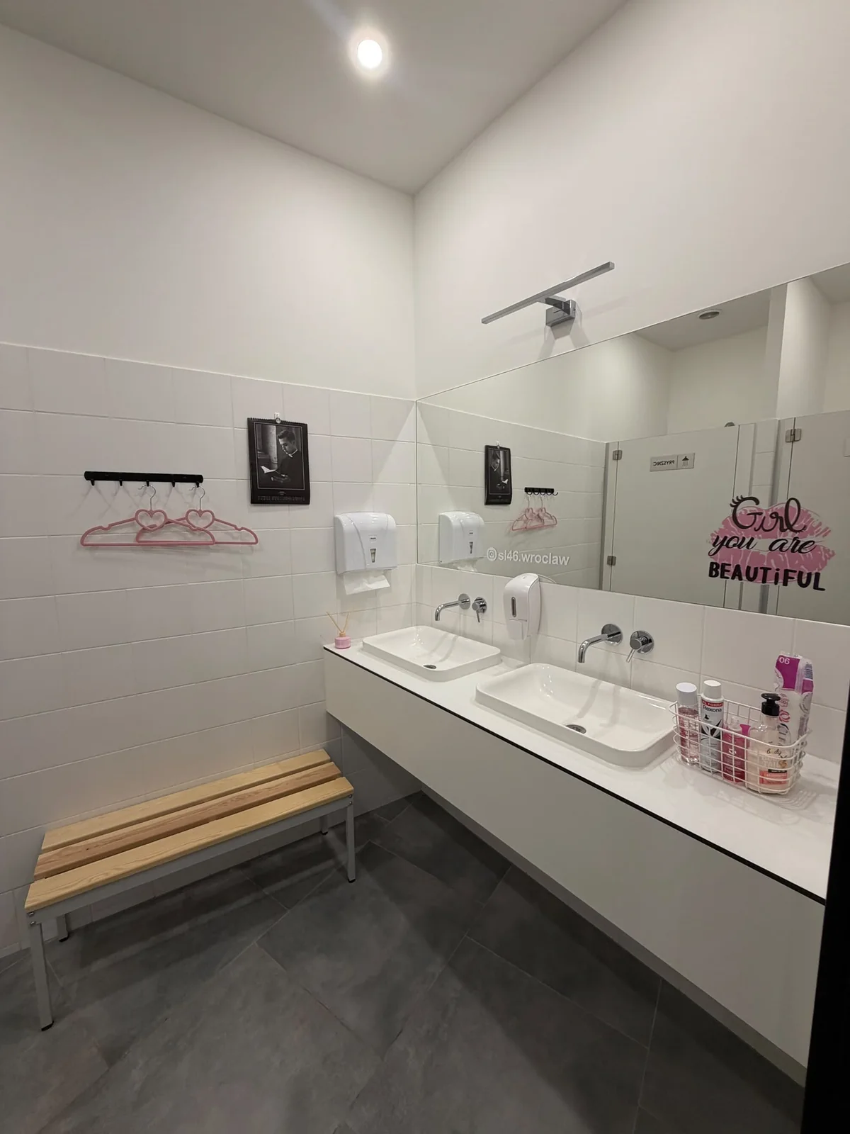Umywalki i lustra w zapleczu studia SL46